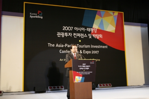 축사중인 문화관광부 김종민 장관