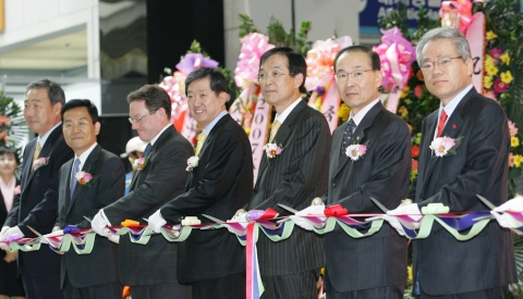 한국증권선물거래소(KRX/이사장 이영탁)는 2007.11.1(목)~3(토) 3일간에 걸쳐 코엑스 태평양홀(1층)에서 총 136개 상장기업, 100여명의 해외기관투자자, 1000여명의 국내기관투자자 및 애널리스트가 참여하는 가운데 2007 KRX상장기업 엑스포를 개최하였다. 1일(목) 오전11시30분 엑스포 개막에 앞서 주요 참석인사들이 테이프커팅을 하고있다. 왼쪽부터 박경수 코스닥상장회사협의회 회장, 고승덕 KRX홍보대사 겸 변호사, 조나단 킨드레드(Jonathan  Kindred) 모건스탠리 JAPAN 사장, 조영주 KTF 대표이사, 이영탁 한국증권선물거래소 이사장, 김용덕 금융감독위원회 위원장, 황건호 한국증권업협회 회장