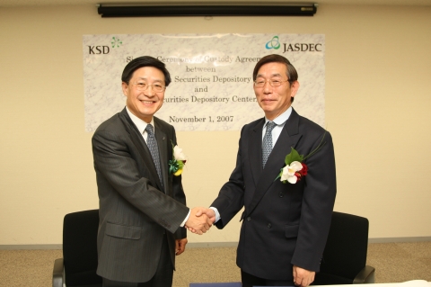 왼쪽 : 증권예탁결제원  조성익 사장 오른쪽 : 일본중앙예탁기관(JASDEC)  요시노부 다케우치 사장
