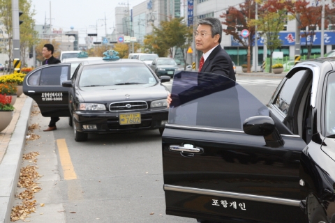 택시업계의 만성적인 경영난에 조금이나마 어려움을 나누고자 1일 오전 10시 박승호 포항시장이 직원들과 함께 택시에서 내리고 있다.