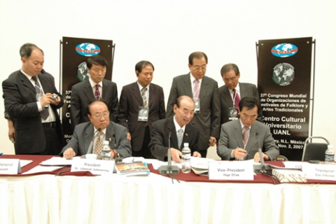 우돔삭 CIOFF회장, 김기수 CIOFF-KOREA 부회장, 이동희 안성시장이 각각 양해각서에 서명하고 있는 장면