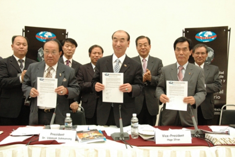 양해각서 서명후 양해각서를 들어 보이고 있는 장면