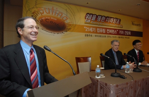 좌로부터 마이크로소프트 연구소 총괄 릭 라쉬드 수석부사장, 마이크로소프트 부사장*마이크로소프트 연구소 아시아 소장 해리 셤 박사, 존 홉크로포트 박사 (코넬대학교 교수)