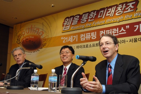 좌로부터 존 홉크로포트 박사 (코넬대학교 교수), 마이크로소프트 부사장*마이크로소프트 연구소 아시아 소장 해리 셤 박사, 마이크로소프트 연구소 총괄 릭 라쉬드 수석부사장