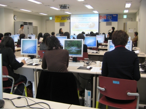 2일 시청 문화복지동에서 37명의 인터넷선생을 대상으로 정보화교육 운영사례발표회를 가지고 교육에 따른 문제점을 분석하고 개선방안을 마련키로 했다.