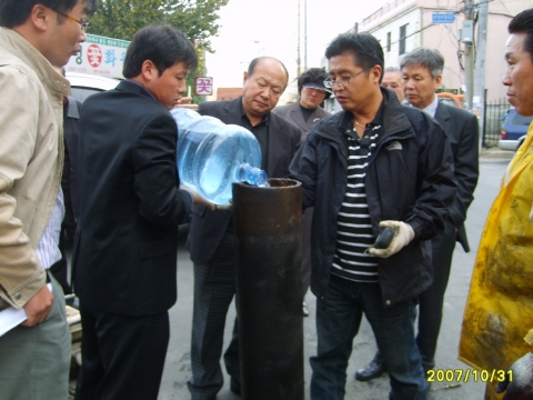 포항시 상수도사업소는 노후된 수도관 부식을 방지할 수 있는 신공법인 스케일부스터를 현장에서 효과를 실험하고 있다.