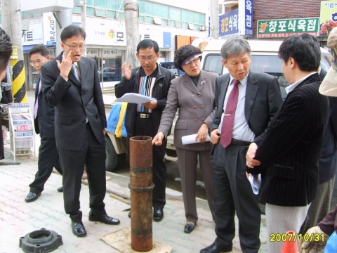 포항시 상수도사업소는 노후된 수도관 부식을 방지할 수 있는 신공법인 스케일부스터를 현장에서 효과를 실험하고 있다.