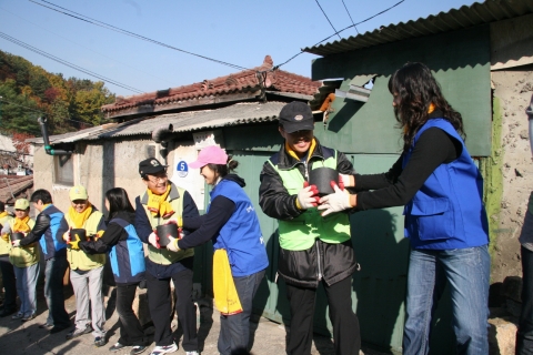 16개 철강업체 250여명이 참석한 가운데 사랑의 연탄을 배달했다.