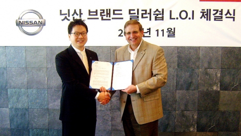 한국닛산 그레고리필립스 사장(오른쪽)과 한미반도체 곽동신 사장이 LOI 체결 후 환하게 웃고 있다