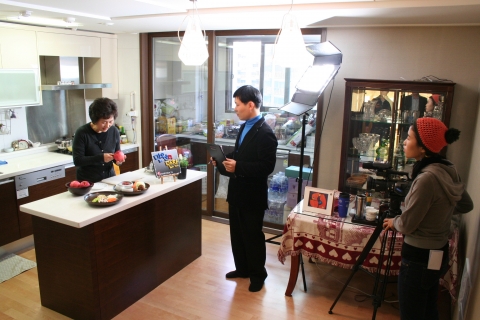 비빔밥 요리를 하고 있는 박수애 여사와 이를 촬영하고 있는 판도라TV