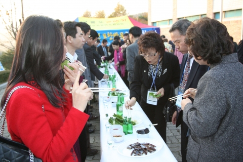 3일 경북도수목원에서 열린 재외한인상공인들 과메기시식회