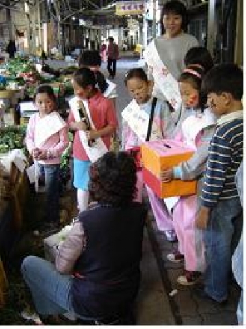 도서관 건립비를 모으기 위해 시장에서 모금활동에 나섰던 철암마을 어린이들