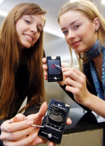 LG전자가 5일 유럽 7개국에 출시한 전면 터치스크린 방식 스마트폰(LG-KS20).