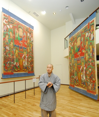 백양사 법선스님이 HP의 디지털 기술로 보존된 디지털 탱화를 원본과 비교해 설명하고 있다. 사진 왼쪽이 한국HP가 보존한 영인본, 사진 오른쪽이 원본이다.