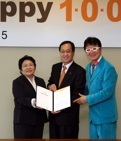 5일, 을지로 SK텔레콤 본사에서 진행된『행복천사』캠페인 협약식에서 SK텔레콤 김신배 사장과, 굿네이버스 정금선 부회장, 굿네이버스 홍보대사 개그맨 김종석씨가 협약서에 서명을 하고 기념촬영에 임하고 있다.