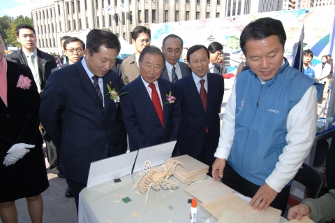 2007 전국 사회공헌문화대축제에서 포스코 최종태 부사장(앞줄 우로부터 2번째)등 관계자들이 포스코 발명왕 박석달씨의 과학체험교실을 둘러보고 있다.