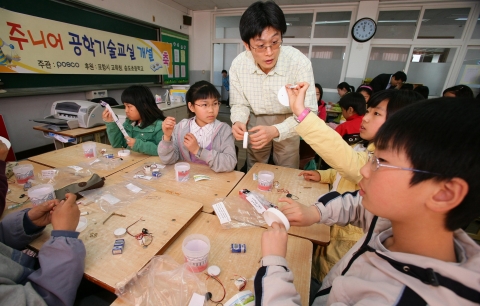 포스코 기술연구소 엄상호 박사가 주니어공학교실에 참가한 학생들의 실습을 도와주고 있다.