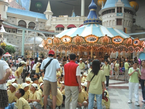 포항지역초등학교 학생들이 서울지역 문화투어에 참가해 롯데월드에서 즐거운 한때를 보내고 있다.