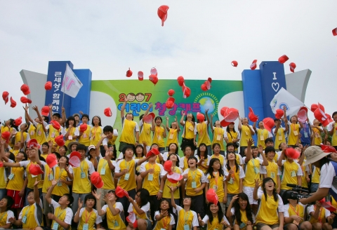 2007 어린이 철강캠프에 참가한 포항지역초등학생들이 개막식에서 모자를 던지며 환호성을 지르고 있다.