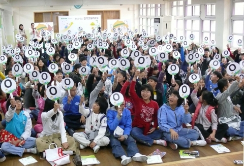 서울 영화초등학교 학생들이 5일 오전 실시된 네이버 ‘찾아가는 인터넷 윤리교실’ 에서 인터넷 에티켓에 대한 OX 퀴즈를 풀고 있다.