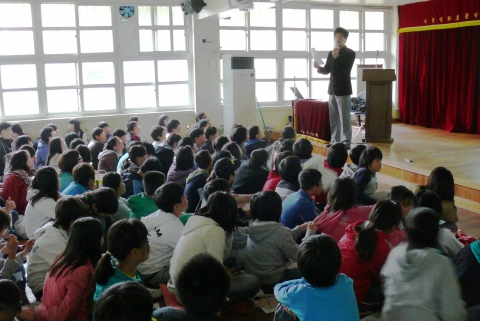 5일 오전 서울 영화초등학교에서 열린 네이버 ‘찾아가는 인터넷 윤리교실’에서 초등학생들이 바른 인터넷 사용법에 대한 교육을 받고 있다.