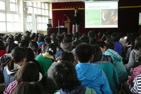 서울 영화초등학교 학생들이 5일 열린 네이버 ‘찾아가는 인터넷 윤리교실’에서 한국정보문화진흥원 이종영 강사로부터 인터넷 에티켓과 사용법 교육을 받고 있다.
