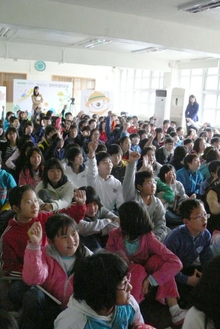 서울 영화초등학교에서 처음열린 네이버 ‘찾아가는 인터넷 윤리교실’에서 학생들이 강사의 질문에 손들어 답하고 있다.
