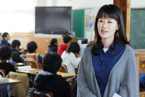 어린이들에게 수업중 에티켓을 가르치고 있는 정선경씨