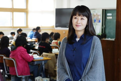 촬영중 잠시 웃음 짓고 있는 정선경씨