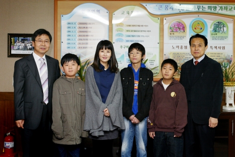 고양가좌초등학교 어린이회장단과 학교장과 기념촬영을 하는 정선경씨