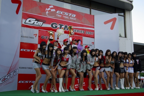 수많은 레이싱모델들과 함께 우승을 축하하는 모습