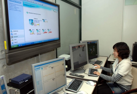 ETRI의 HD게임연구팀에서 개발한 온라인 게임 부하 테스트 솔루션인 VENUS를 연구진이 시연하고 있다.