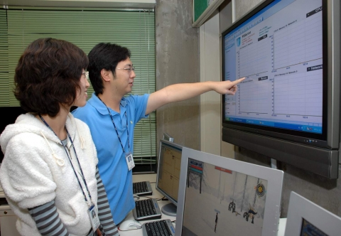 ETRI의 HD게임연구팀에서 개발한 온라인 게임 부하 테스트 솔루션인 VENUS를 이용하여 연구진이 온라인 게임 서버의 성능을 모니터링 하고 있다.