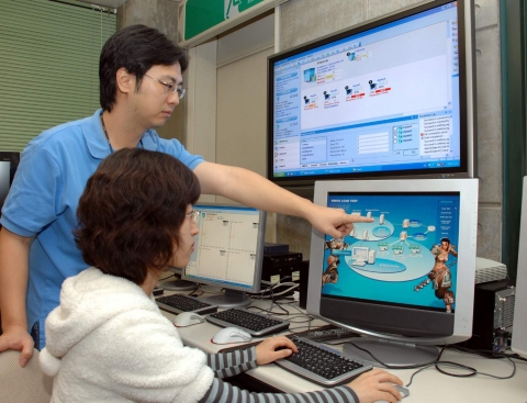 ETRI의 HD게임연구팀에서 개발한 온라인 게임 부하 테스트 솔루션인 VENUS의 부하 생성 개념도를 연구진이 설명하고 있다.