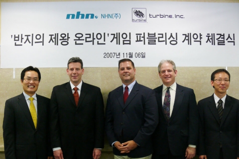 NHN-터바인계약식(좌에서 우로)NHN김창근 본부장, 터바인 CEO 짐 크로울리, 부사장 마크 컬리네인, 수석 프로듀서 제프리 스티펠, NHN 신재명 퍼블리싱 사업부장