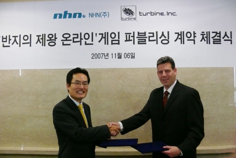 NHN-Turbine 퍼블리싱 계약식 (좌)NHN 김창근 본부장 (우)터바인 짐 크로울리 대표