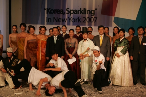 김종민 문화관광부 장관이 문화행사 출연진과 기념촬영을 하고 있는 모습, 간운데 좌로부터 김종민 장관, 중요무형문화재 채상묵선생(한복), 김경근 뉴욕총영사 내외, 송수근 뉴욕문화원장