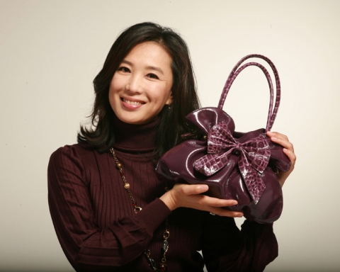 영화배우 심혜진이 8일 롯데홈쇼핑을 통해 런칭하는 ‘오드리제이 (AUDREY-J)’ 핸드백을 선보이고 있다.