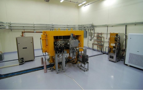 부산대학교 사이클로트론연구센터에 설치된 13MeV 사이클로트론과 부대장비