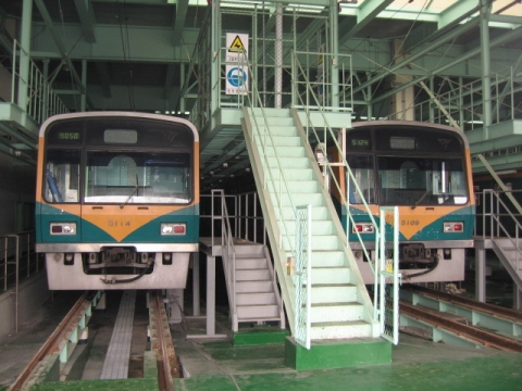 차량정비의 자동화 등 최신시설을 갖춘 이문차량사업소 내부 사진