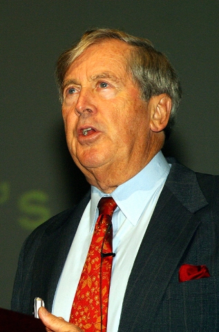 강연중인 '잭 트라우트' 모습