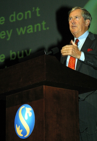 강연중인 '잭 트라우트' 모습