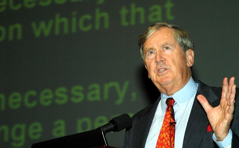 강연중인 '잭 트라우트' 모습