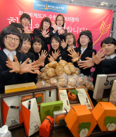 파리바게뜨가 주최한 합격기원 이벤트에서 이화여고 1학년 학생들이 고3 수험생 언니들의 합격을 기원하며 “대학! 가는거야~”를 외치고 있다.
