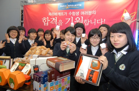 이화여고1학년 학생들이 3학년 언니들에게 전달할 행운 메시지가 들어있는 파리바게뜨의 포춘쿠키를 들어보이며 수험생들의 합격을 기원하고 있다.