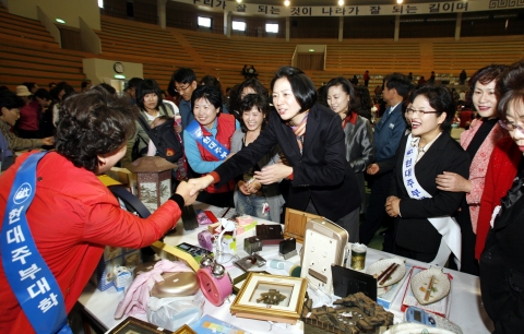 현대중공업 기증품 판매전 개장 첫날 정몽준 국회의원 부인 김영명 여사가 행사장을 방문해 자원봉사자들을 격려하고 있다. 김영명 여사는 이번 행사에 세계 각국에서 모은 의류와 장식품 등을 기증하기도 했다.