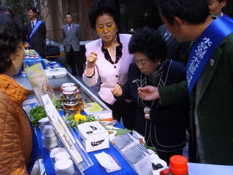 제1회 전국 우수수산물 특별전에서 포항 구룡포과메기가 7,8일 양일간 서울 종로구 인사동 “쌈지길”에서 탤런트 전원주, 선우용녀씨와 함께 선보였다
