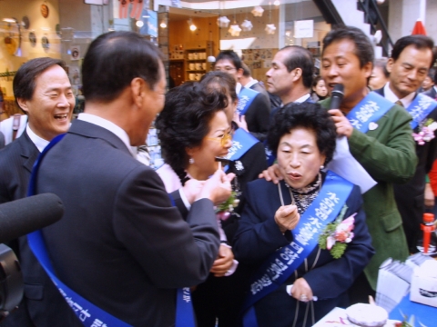제1회 전국 우수수산물 특별전에서 포항 구룡포과메기가 7,8일 양일간 서울 종로구 인사동 “쌈지길”에서 탤런트 전원주, 선우용녀씨와 함께 선보였다
