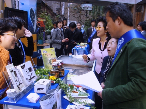 제1회 전국 우수수산물 특별전에서 포항 구룡포과메기가 7,8일 양일간 서울 종로구 인사동 “쌈지길”에서 탤런트 전원주, 선우용녀씨와 함께 선보였다
