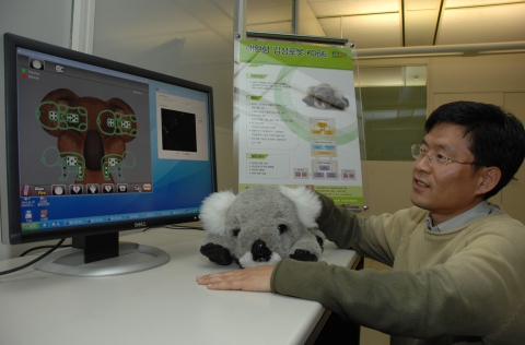 ETRI가 개발에 성공한 감성로봇 '코비'를 연구진이 시연하고 있다.